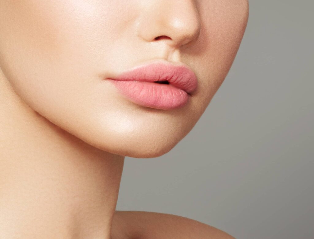 Gros plan sur les lèvres supérieures féminines avant ou après une épilation laser