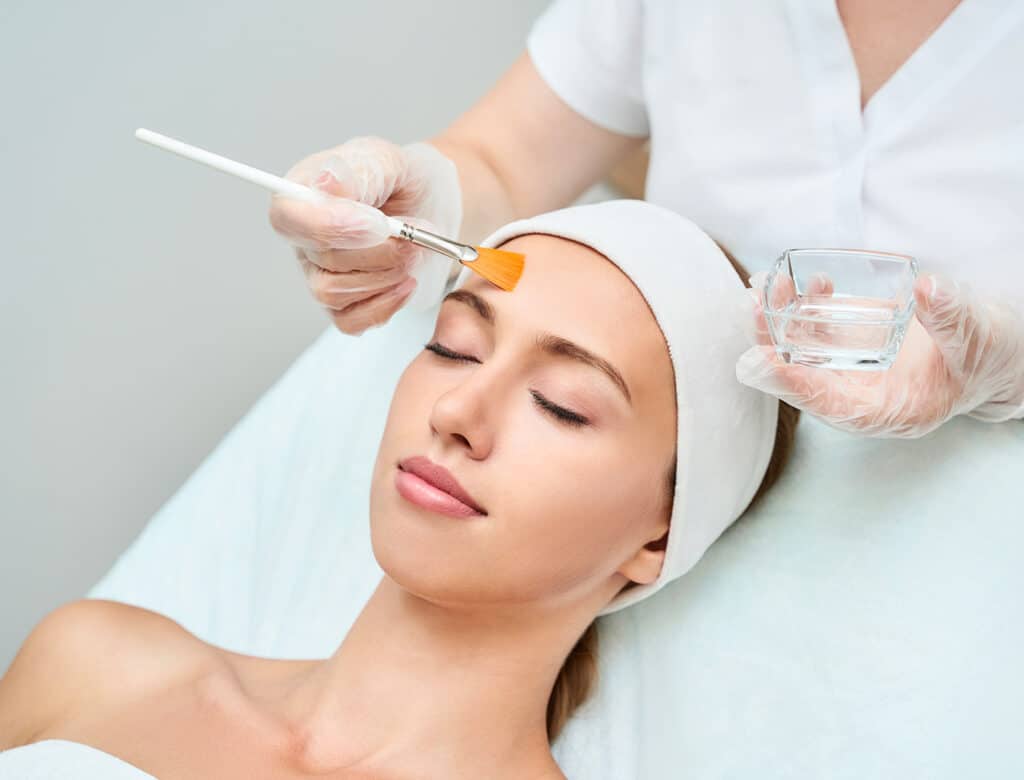 Le peeling pour retrouver une peau éclatante au Centre du Champ de Mars à Paris 15