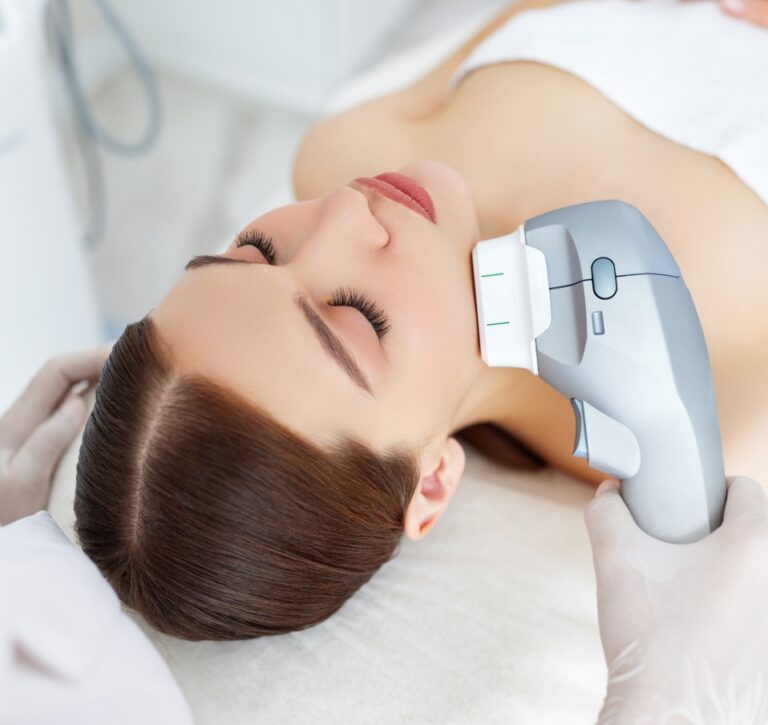 Traitement HIFU du visage par ultrasons focalisés pour agir sur le relâchement cutané