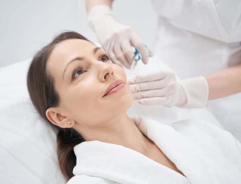 femme utilisant un traitement skinbooster