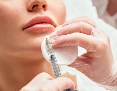 Quels sont les bons gestes à adopter après une injection d’acide hyaluronique ? | Centre du Champ de Mars | Paris