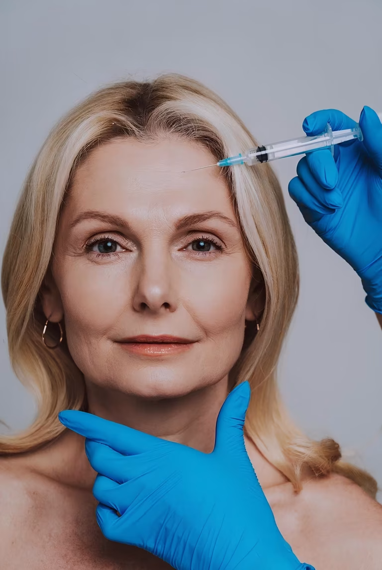 une femme qui reçoit des injections de botox