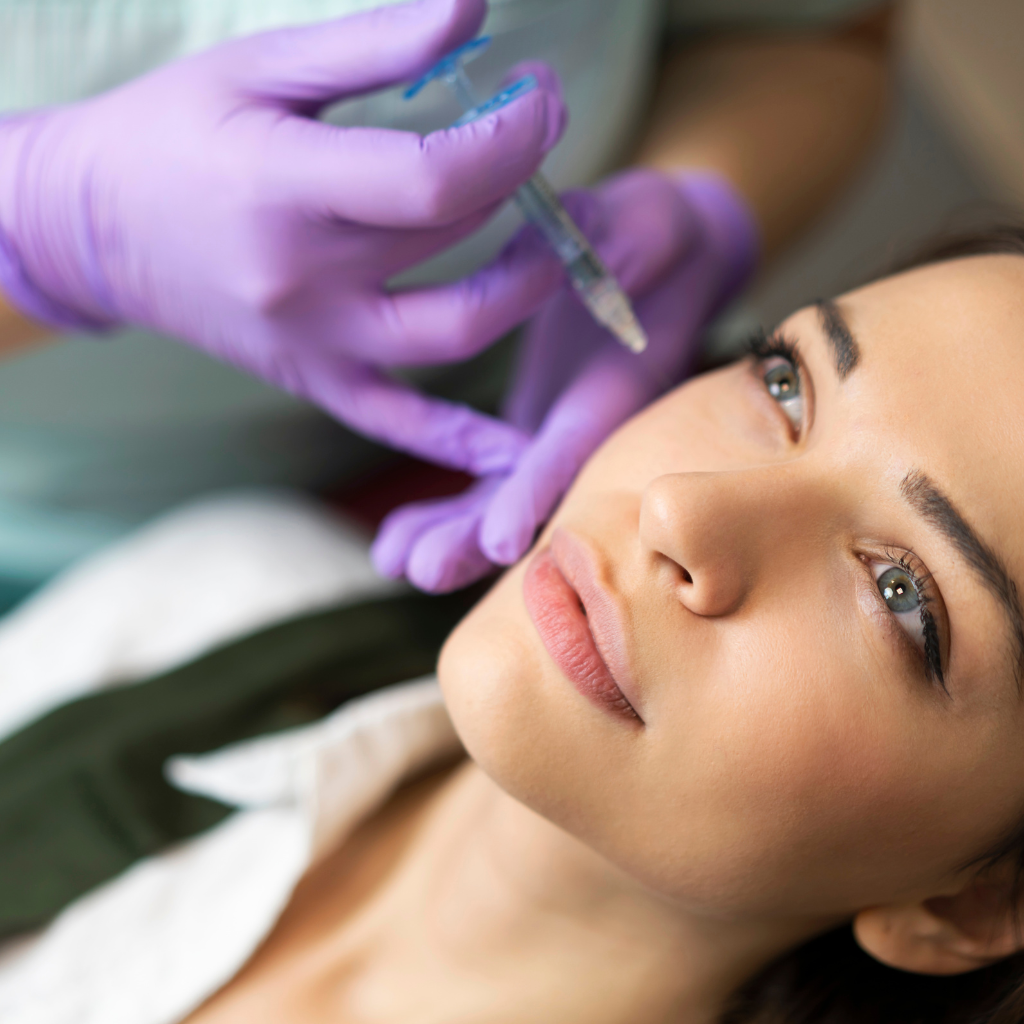 une femme qui reçois une injection skinbooster