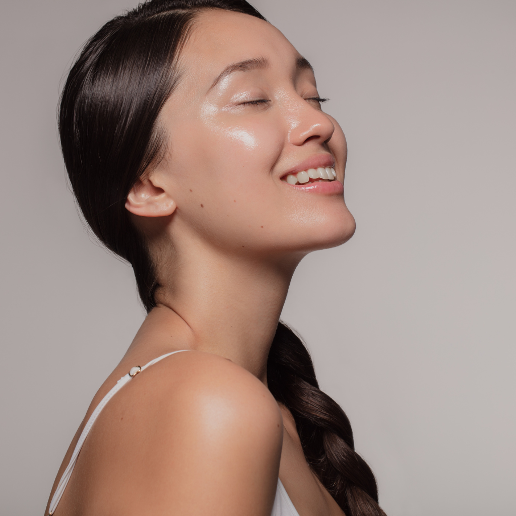 une femme aprés une injection skinbooster