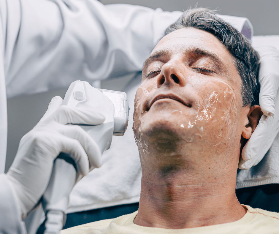 Soin HIFU visage sur un homme avec gel conducteur pour raffermissement facial