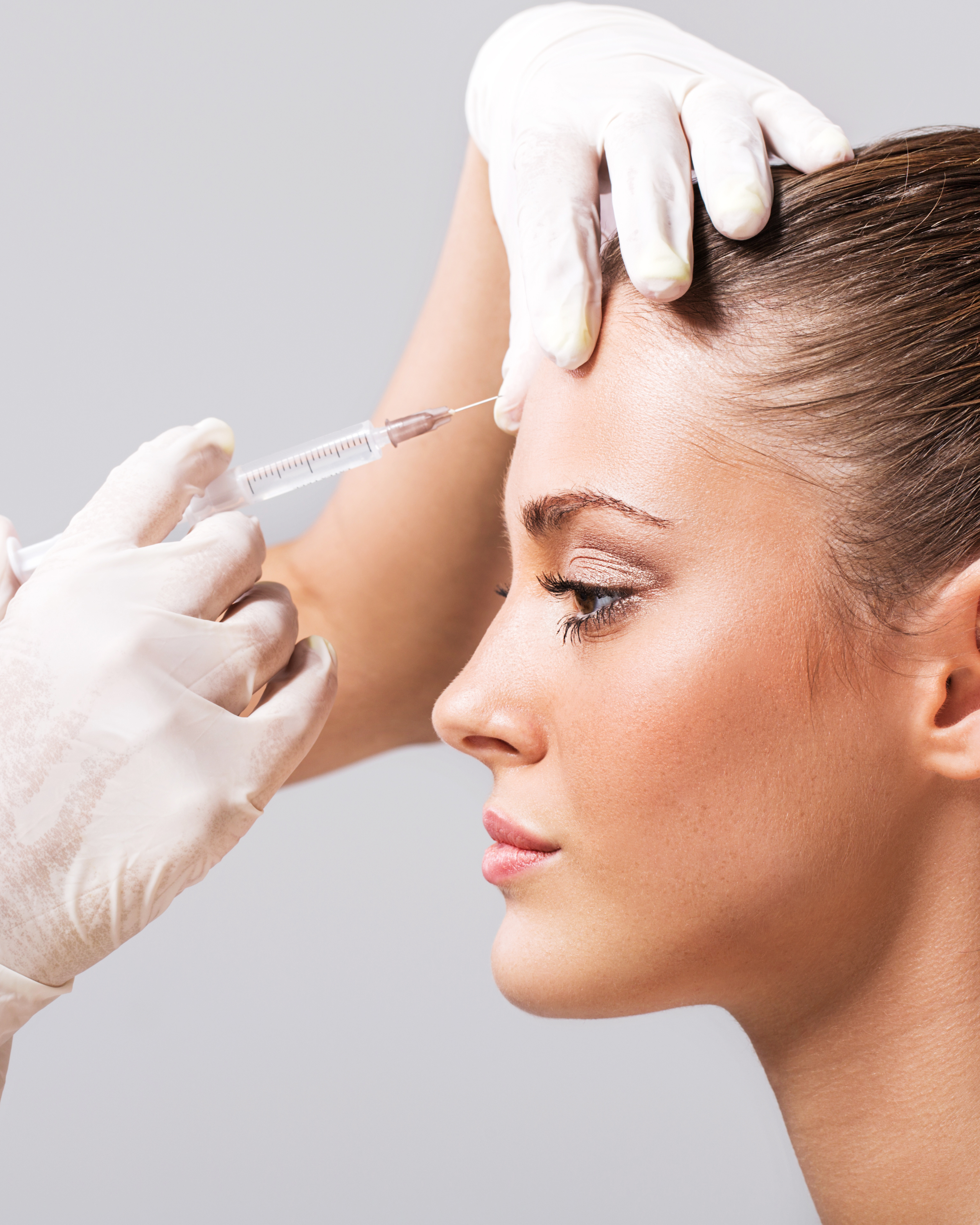 une femme reçoit une injection botox front