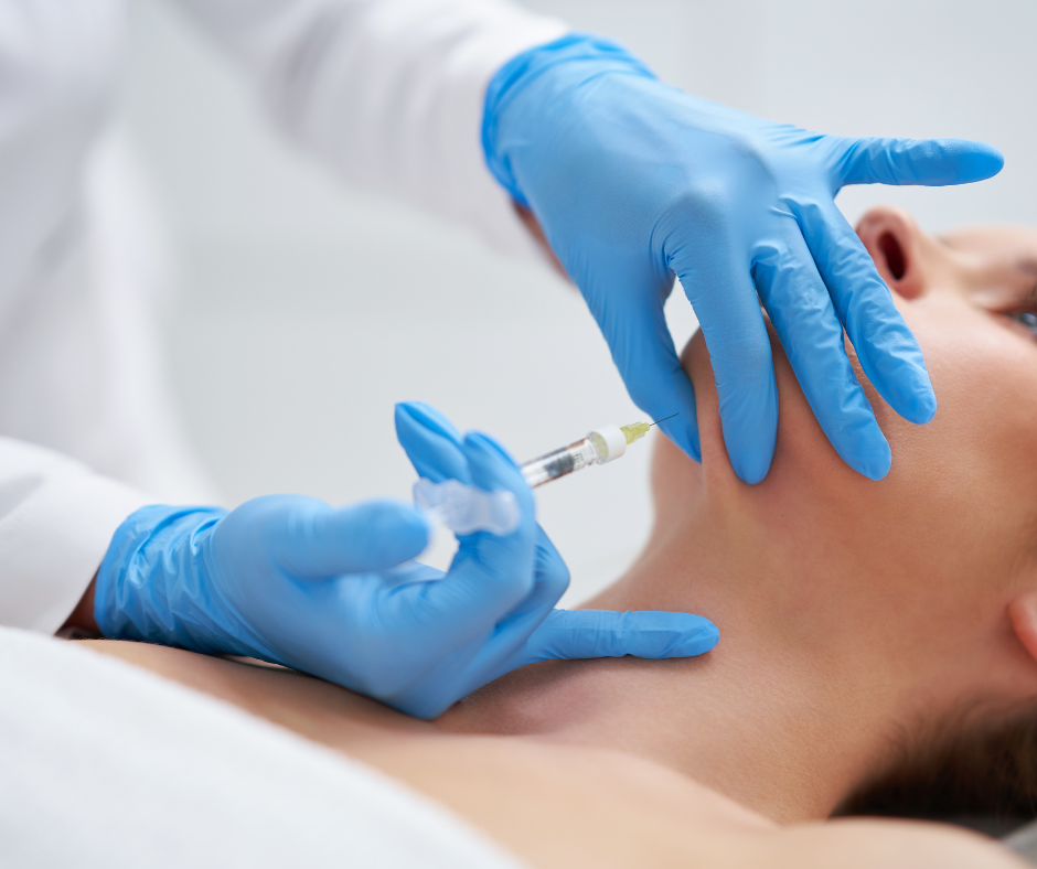 Médecin injectant de l’acide hyaluronique dans le menton pour redessiner l’ovale du visage