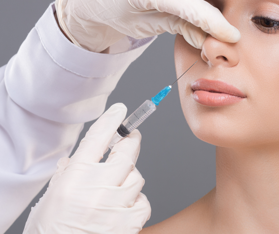 Médecin réalisant une injection d’acide hyaluronique pour affiner et redessiner le nez