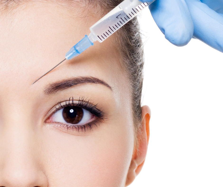 Médecin préparant une injection de Botox pour traiter la ride du lion sur le front