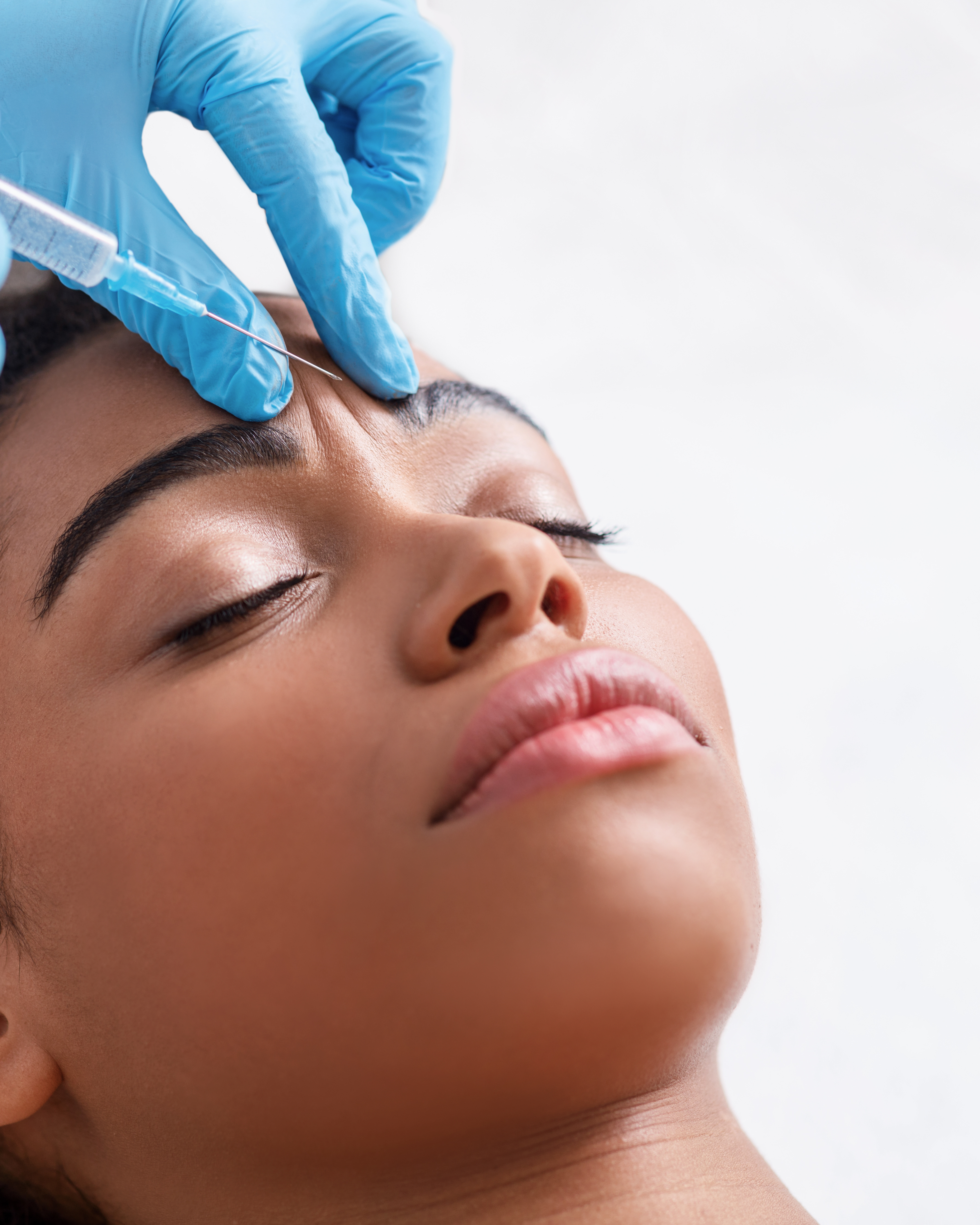 Une femme est traitée avec du botox pour traiter sa ride du lion.