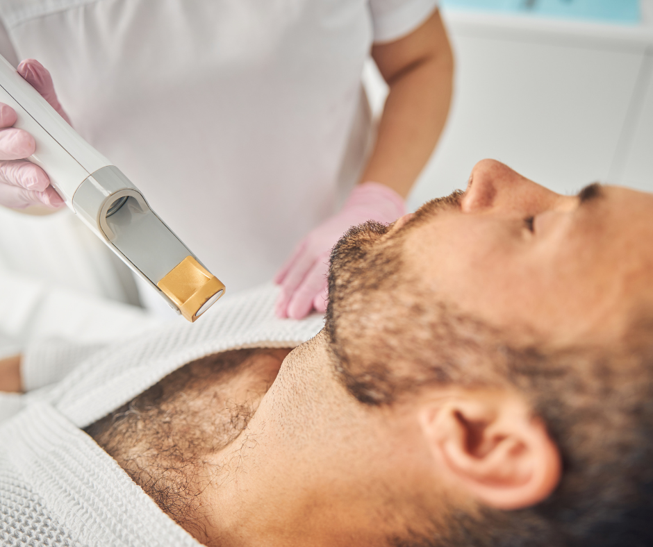 Homme allongé recevant une épilation laser du cou et de la barbe, réalisée par un praticien avec un appareil médical en centre esthétique.