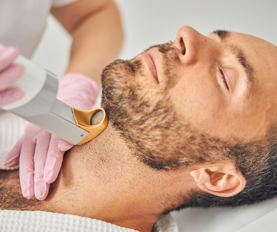 Homme allongé recevant une épilation laser de la barbe et du cou, les yeux fermés, avec un praticien utilisant un appareil médical en centre esthétique.