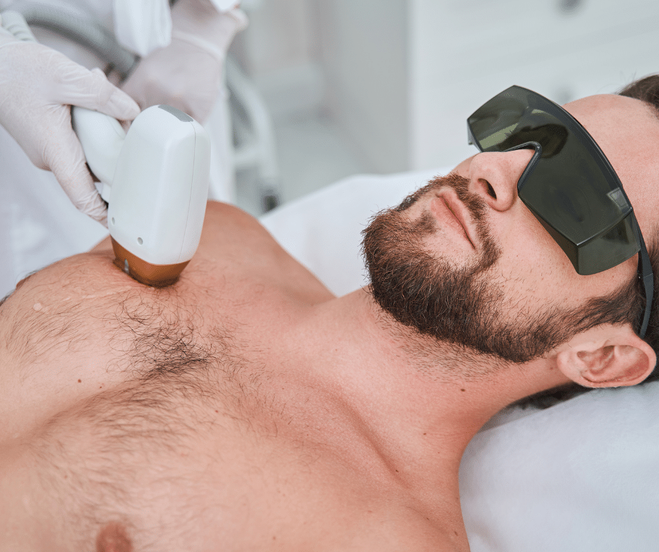 Homme recevant une séance d’épilation laser torse avec protection oculaire