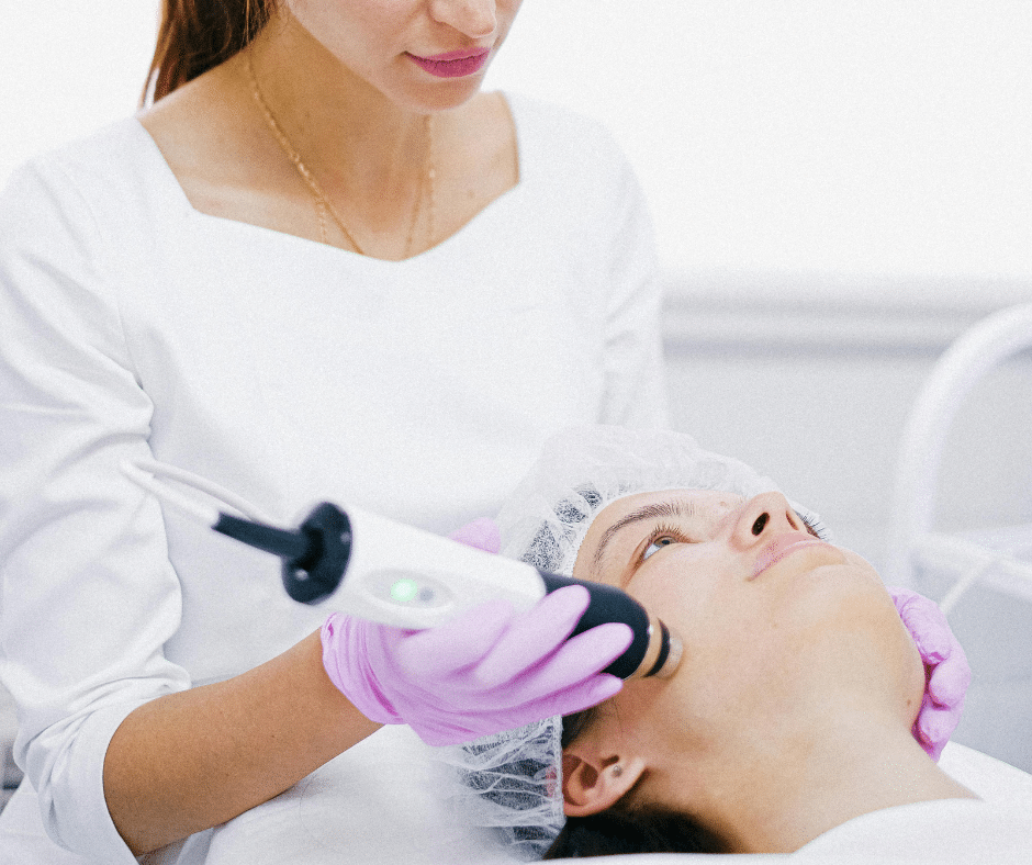 Traitement d’épilation laser visage ciblant les poils indésirables