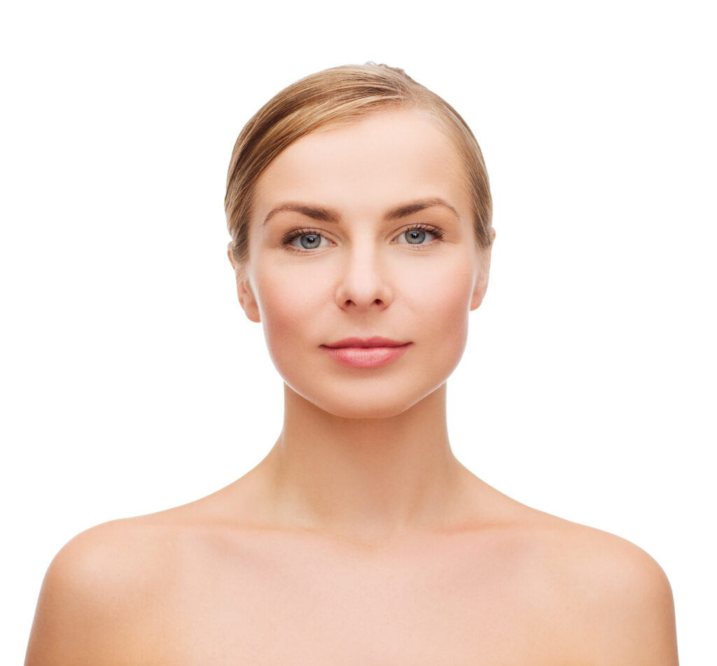 Portrait d’une femme avec une peau lisse et nette après traitement des grains de milium