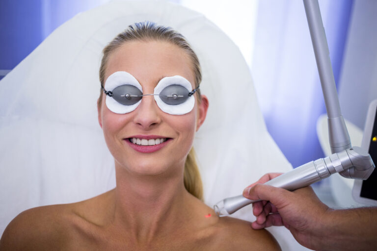 Patiente recevant un traitement de l’acrochordon au laser dans un centre de dermatologie esthétique à Paris