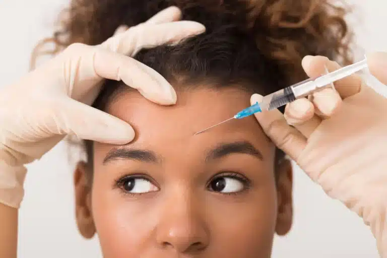 Baby Botox réalisé par un médecin esthétique à Paris pour lisser les rides tout en conservant un visage naturel