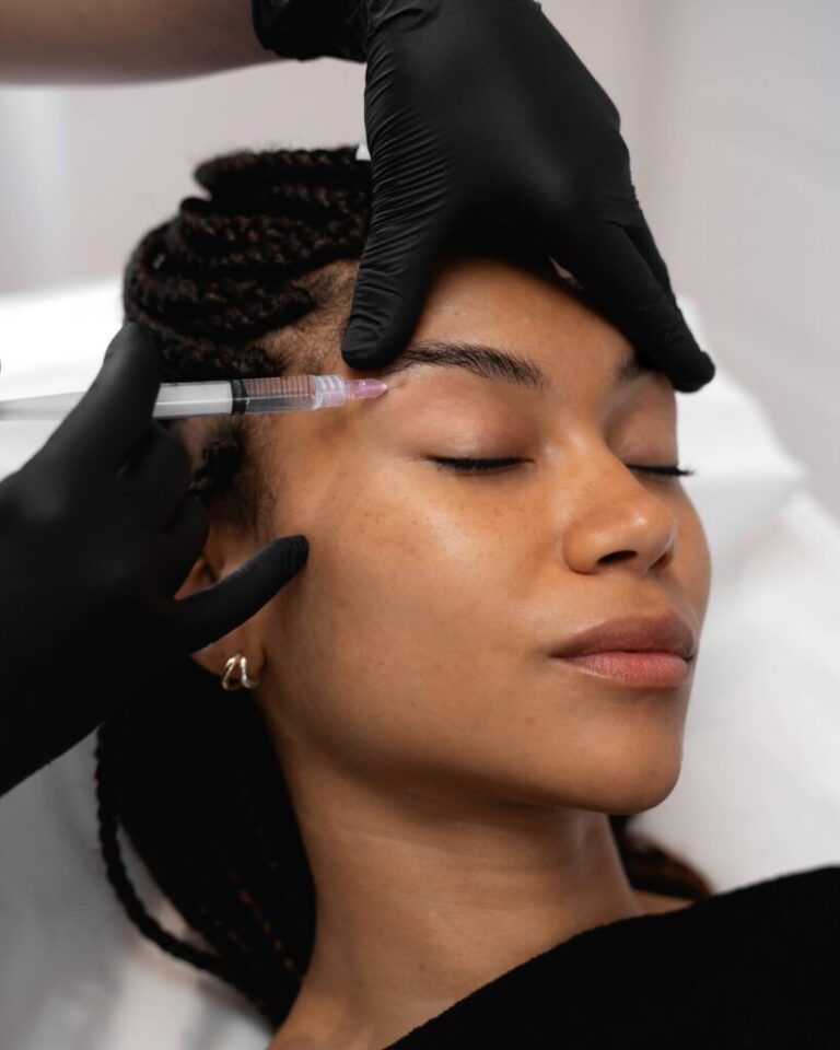 Injection de Botox réalisée par un médecin en centre de médecine esthétique à Paris