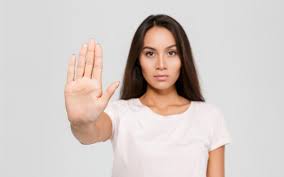 Geste stop illustrant l’importance du cadre médical et de la consultation obligatoire en médecine esthétique à Paris