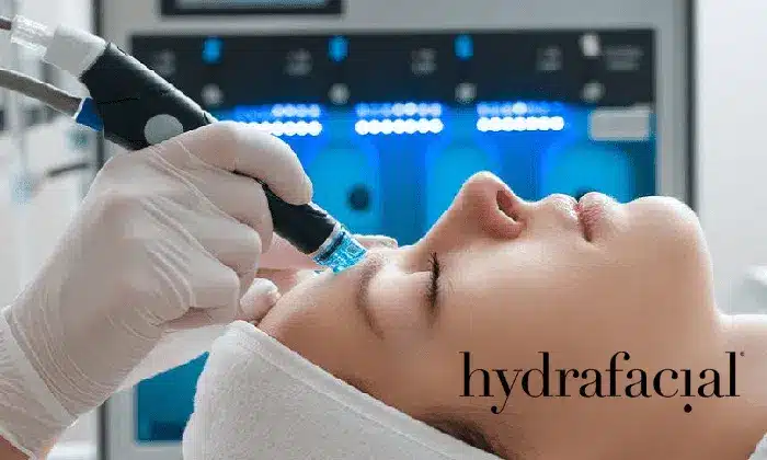 Hydrafacial Paris sur femme avec appareil médical en arrière-plan pour améliorer la qualité de peau