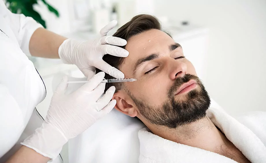 Injection de Botox chez un homme pour traiter la ride du lion à Paris